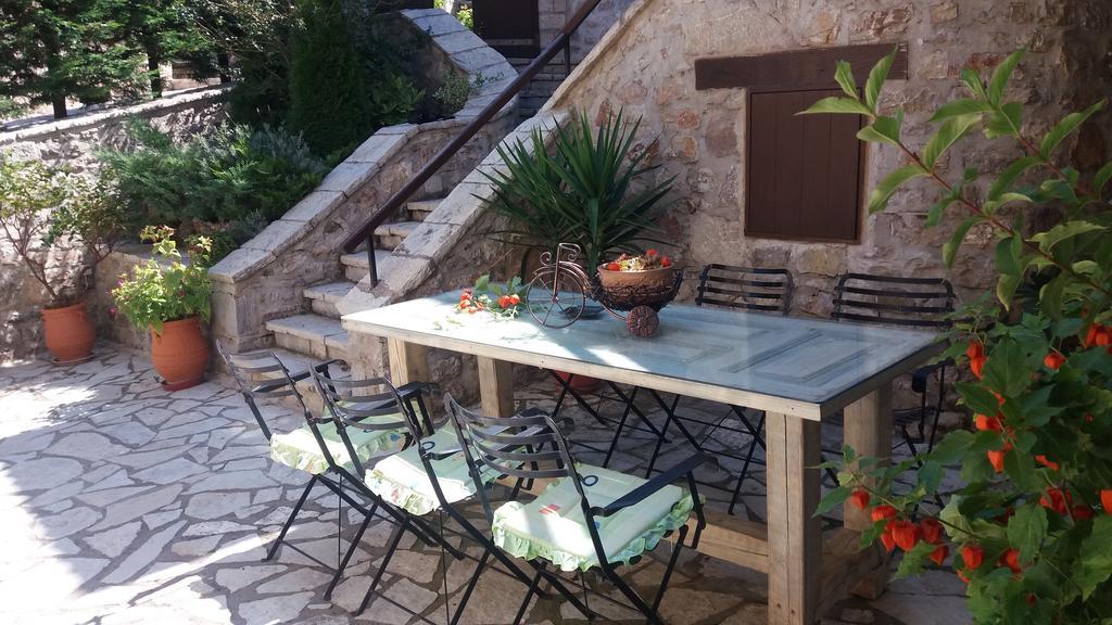 Oihalia Guesthouse Fidhakia Bagian luar foto